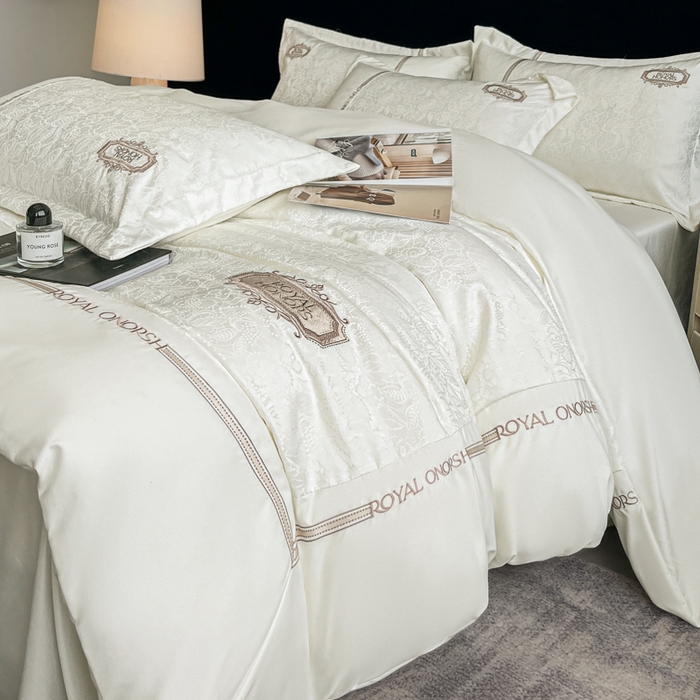 91家纺网 家纺一手货源 找家纺 金牛座家纺 2026新款贡缎提花亲肤棉大拼角刺绣四件套-欧诺 欧诺-奶白