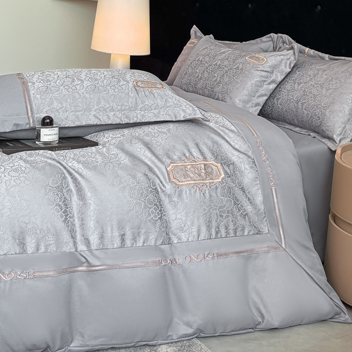 91家纺网 家纺一手货源 找家纺 金牛座家纺 2026新款贡缎提花亲肤棉大拼角刺绣四件套-欧诺 欧诺-灰