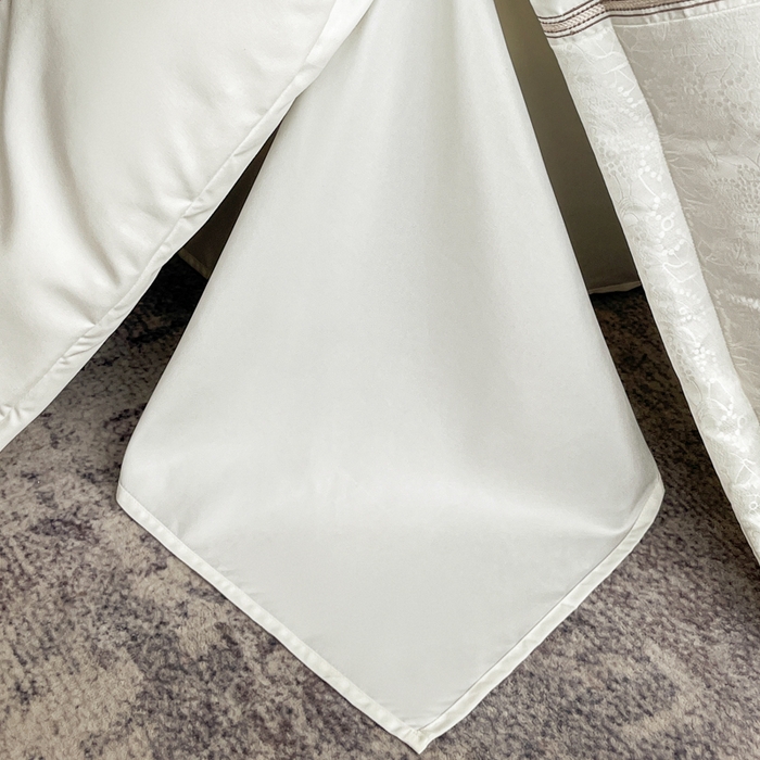 91家纺网 家纺一手货源 找家纺 金牛座家纺 2026新款贡缎提花亲肤棉大拼角刺绣四件套-欧诺 欧诺-奶白