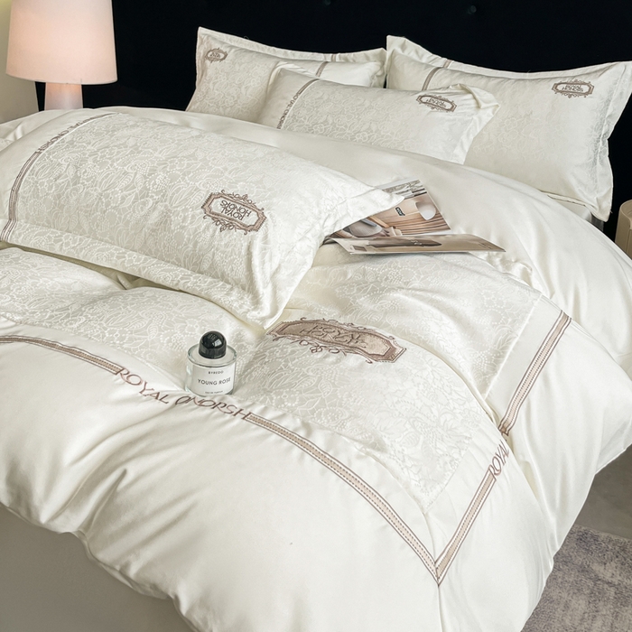 91家纺网 家纺一手货源 找家纺 金牛座家纺 2026新款贡缎提花亲肤棉大拼角刺绣四件套-欧诺 欧诺-奶白