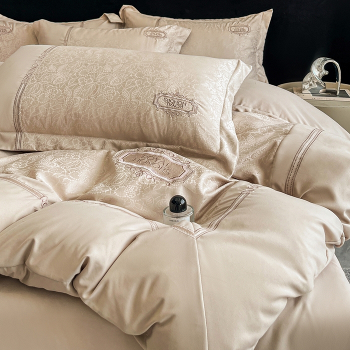 91家纺网 家纺一手货源 找家纺 金牛座家纺 2026新款贡缎提花亲肤棉大拼角刺绣四件套-欧诺 欧诺-香槟