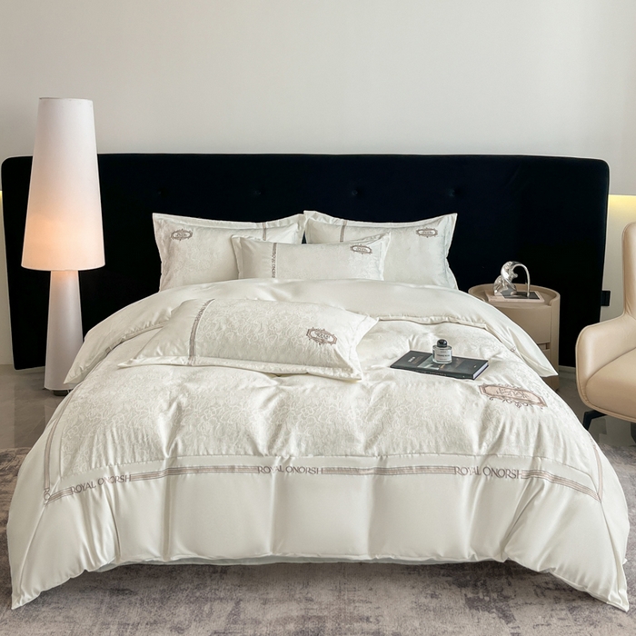 91家纺网 家纺一手货源 找家纺 金牛座家纺 2026新款贡缎提花亲肤棉大拼角刺绣四件套-欧诺 欧诺-奶白