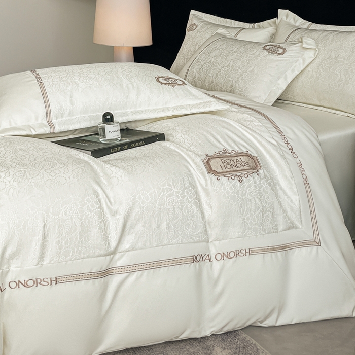 91家纺网 家纺一手货源 找家纺 金牛座家纺 2026新款贡缎提花亲肤棉大拼角刺绣四件套-欧诺 欧诺-奶白