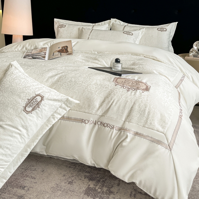 91家纺网 家纺一手货源 找家纺 金牛座家纺 2026新款贡缎提花亲肤棉大拼角刺绣四件套-欧诺 欧诺-奶白