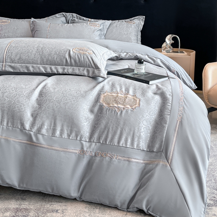 91家纺网 家纺一手货源 找家纺 金牛座家纺 2026新款贡缎提花亲肤棉大拼角刺绣四件套-欧诺 欧诺-灰