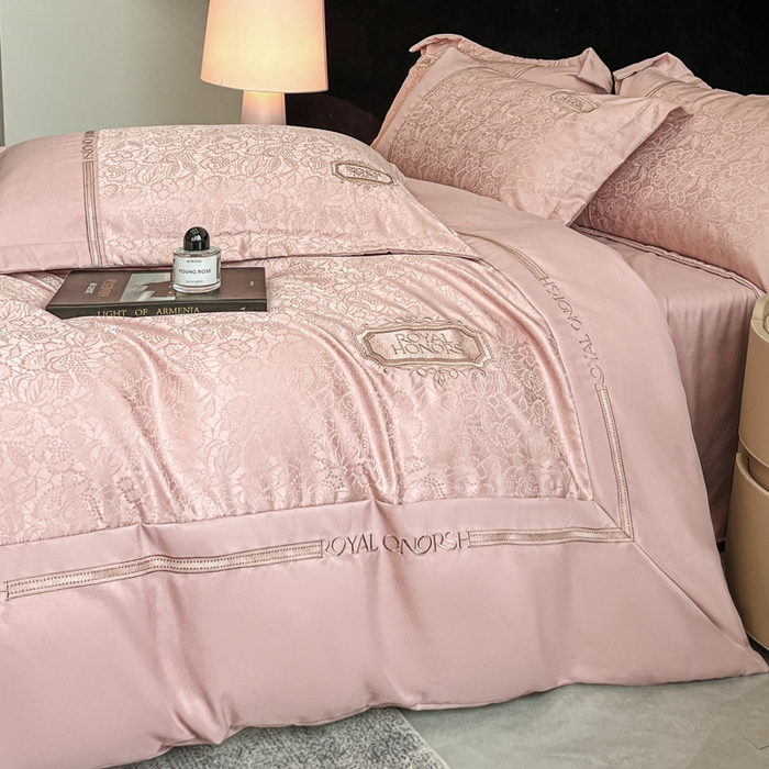 91家纺网 家纺一手货源 找家纺 金牛座家纺 2026新款贡缎提花亲肤棉大拼角刺绣四件套-欧诺 欧诺-浅豆沙