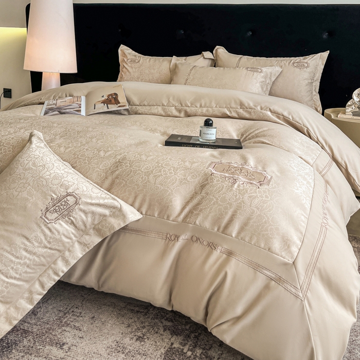 91家纺网 家纺一手货源 找家纺 金牛座家纺 2026新款贡缎提花亲肤棉大拼角刺绣四件套-欧诺 欧诺-香槟