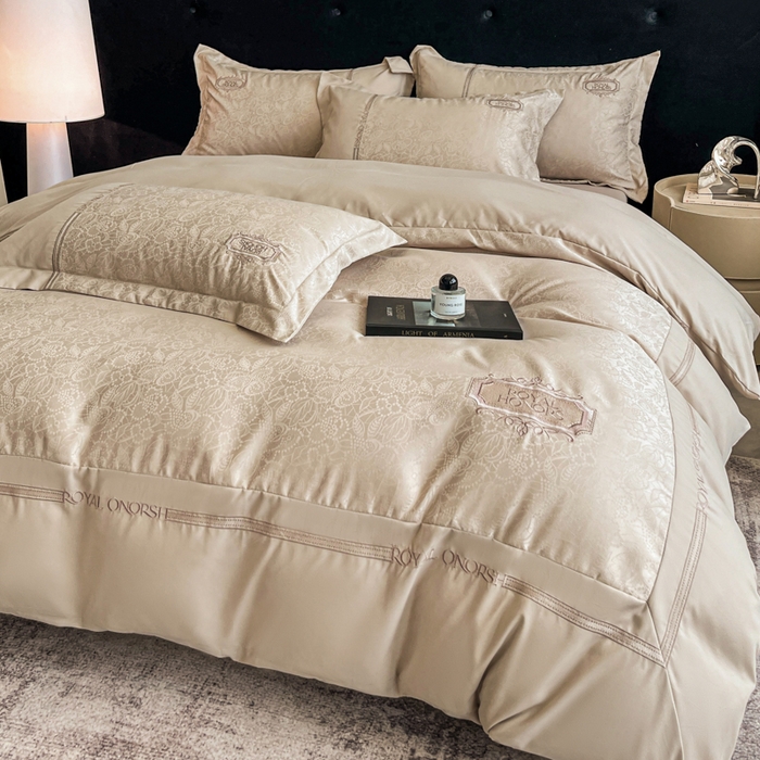 91家纺网 家纺一手货源 找家纺 金牛座家纺 2026新款贡缎提花亲肤棉大拼角刺绣四件套-欧诺 欧诺-香槟