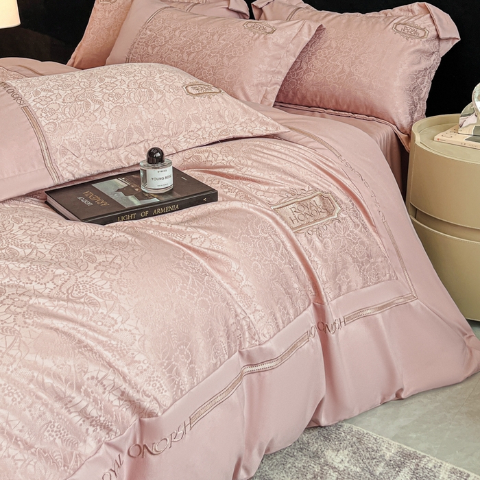 91家纺网 家纺一手货源 找家纺 金牛座家纺 2026新款贡缎提花亲肤棉大拼角刺绣四件套-欧诺 欧诺-浅豆沙