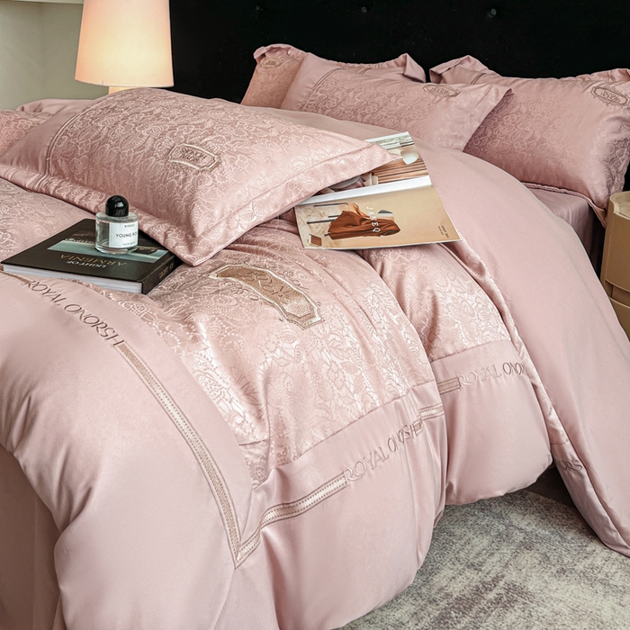 91家纺网 家纺一手货源 找家纺 金牛座家纺 2026新款贡缎提花亲肤棉大拼角刺绣四件套-欧诺 欧诺-浅豆沙