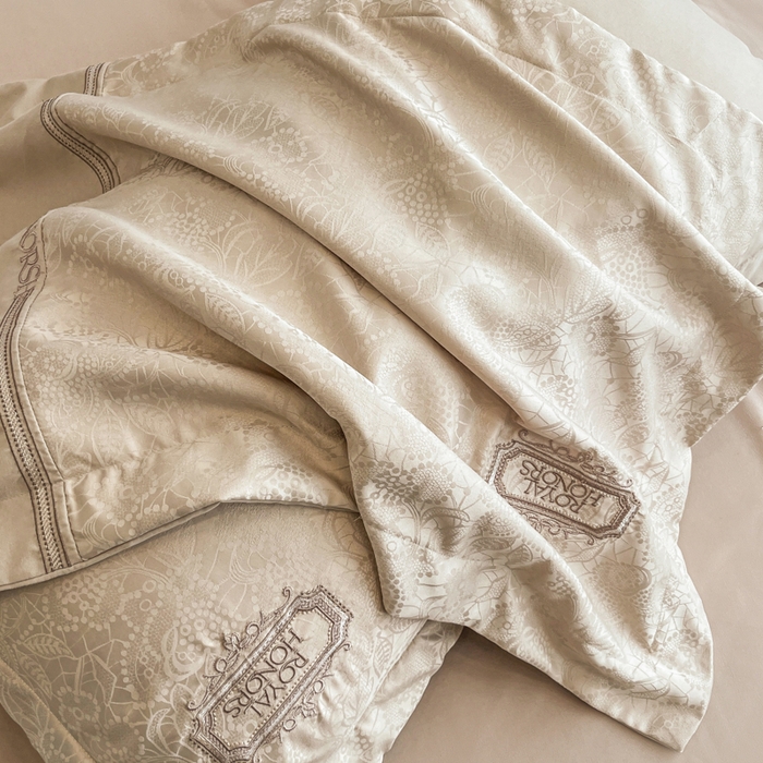 91家纺网 家纺一手货源 找家纺 金牛座家纺 2026新款贡缎提花亲肤棉大拼角刺绣四件套-欧诺 欧诺-香槟