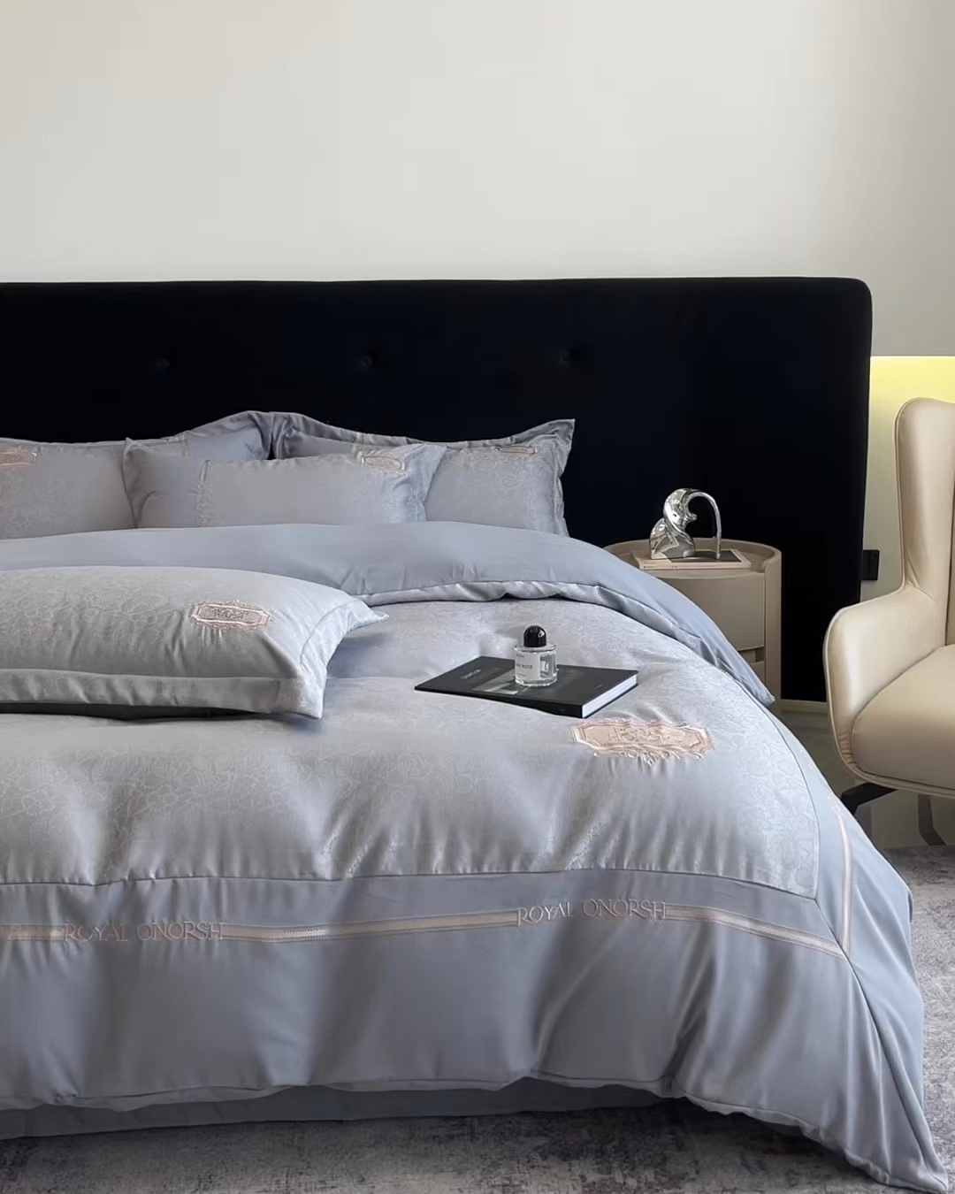 91家纺网 家纺一手货源 找家纺 金牛座家纺 2026新款贡缎提花亲肤棉大拼角刺绣四件套-欧诺 欧诺-灰