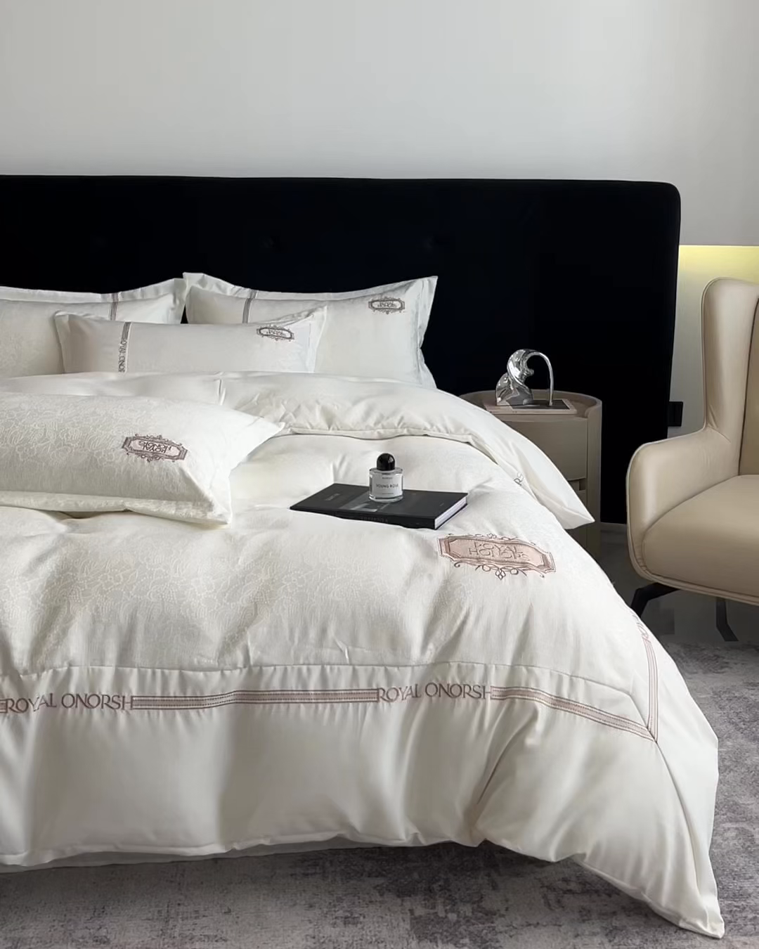 91家纺网 家纺一手货源 找家纺 金牛座家纺 2026新款贡缎提花亲肤棉大拼角刺绣四件套-欧诺 欧诺-奶白