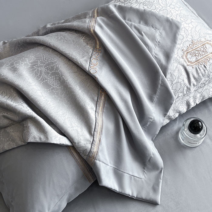 91家纺网 家纺一手货源 找家纺 金牛座家纺 2026新款贡缎提花亲肤棉大拼角刺绣四件套-欧诺 欧诺-灰