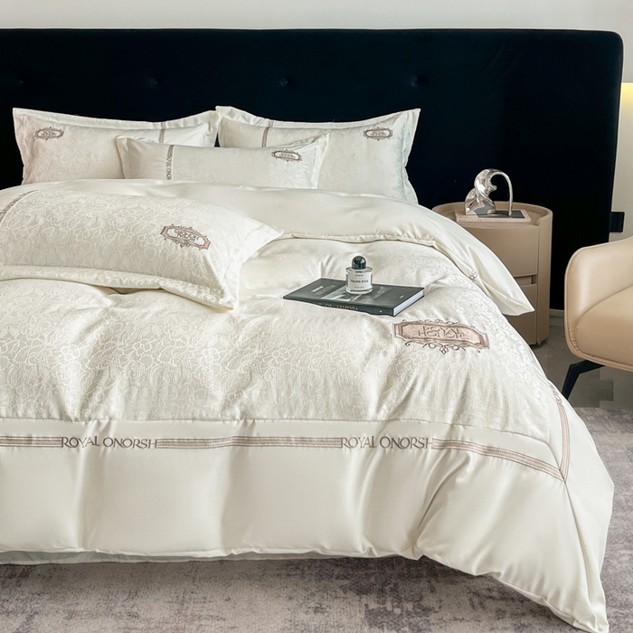 91家纺网 家纺一手货源 找家纺 金牛座家纺 2026新款贡缎提花亲肤棉大拼角刺绣四件套-欧诺 欧诺-奶白