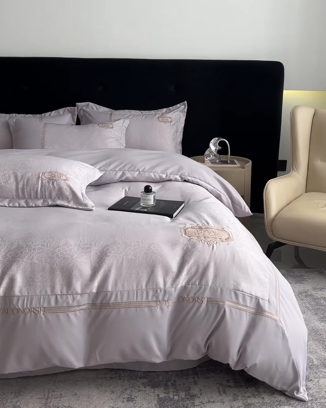 91家纺网 家纺一手货源 找家纺 金牛座家纺 2026新款贡缎提花亲肤棉大拼角刺绣四件套-欧诺 欧诺-浅紫