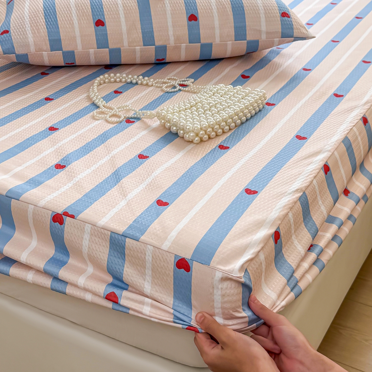 91家纺网 家纺一手货源 找家纺 鹿辉家居（原吉欧力） 2026新款3D立体压泡床笠三件套 爱心条纹