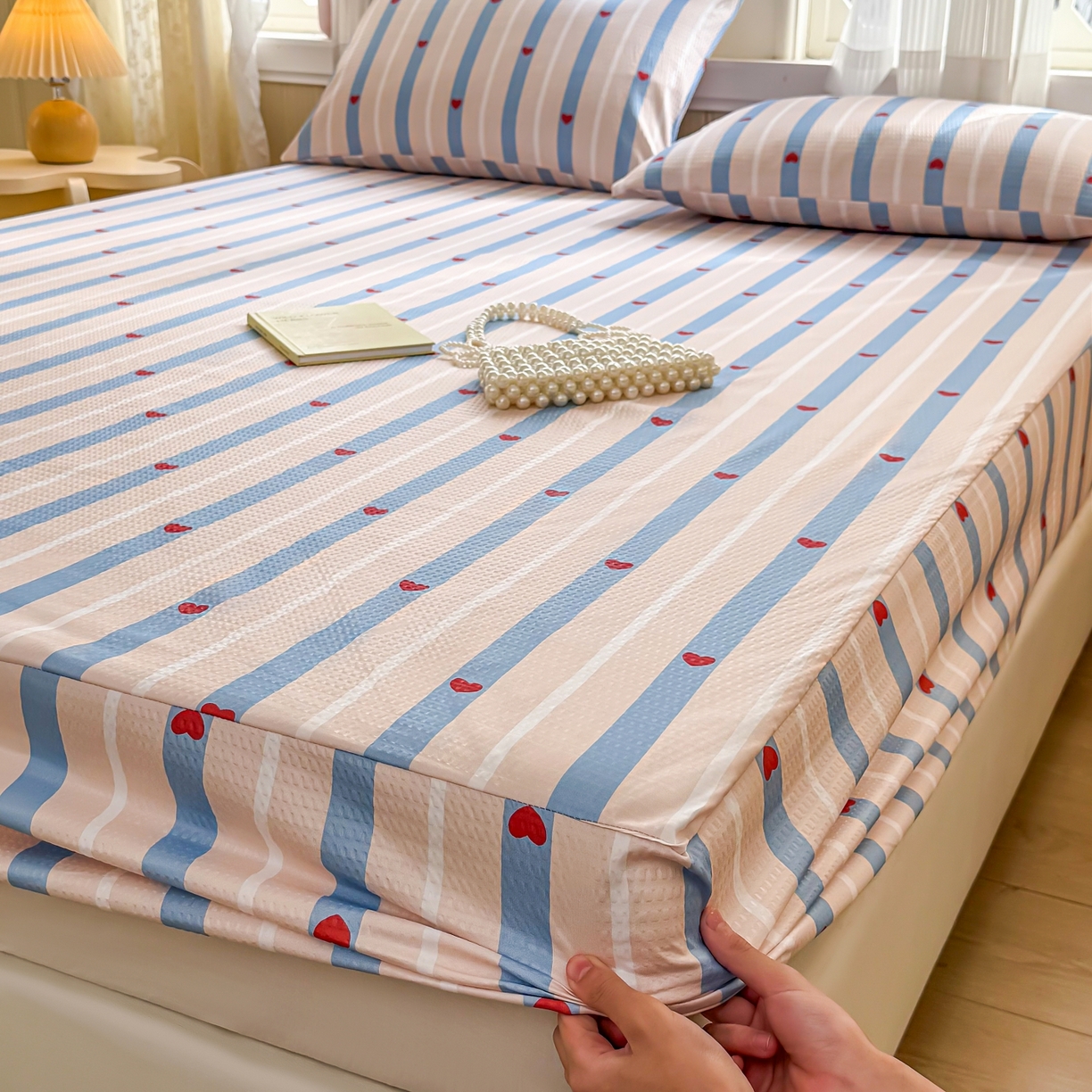 91家纺网 家纺一手货源 找家纺 鹿辉家居（原吉欧力） 2026新款3D立体压泡床笠三件套 爱心条纹