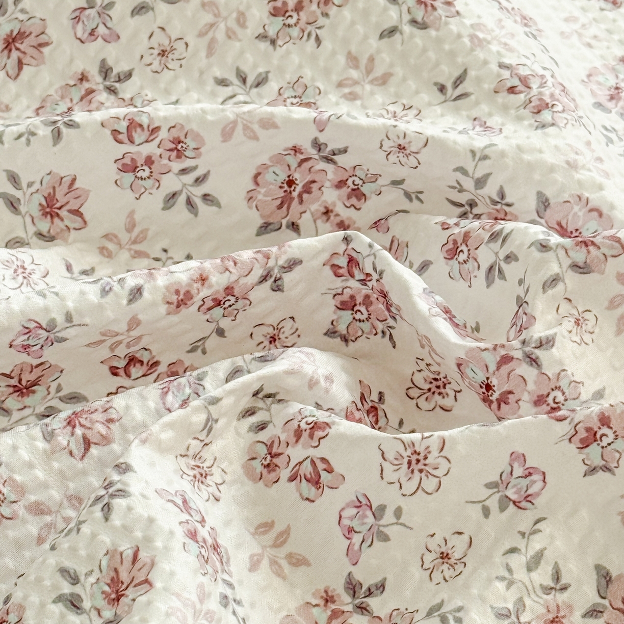 91家纺网 家纺一手货源 找家纺 鹿辉家居（原吉欧力） 2026新款3D立体压泡床笠三件套 粉色碎花