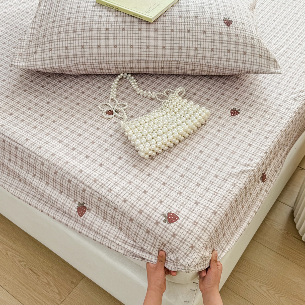 91家纺网 家纺一手货源 找家纺 鹿辉家居（原吉欧力） 2026新款3D立体压泡床笠三件套 格韵草莓