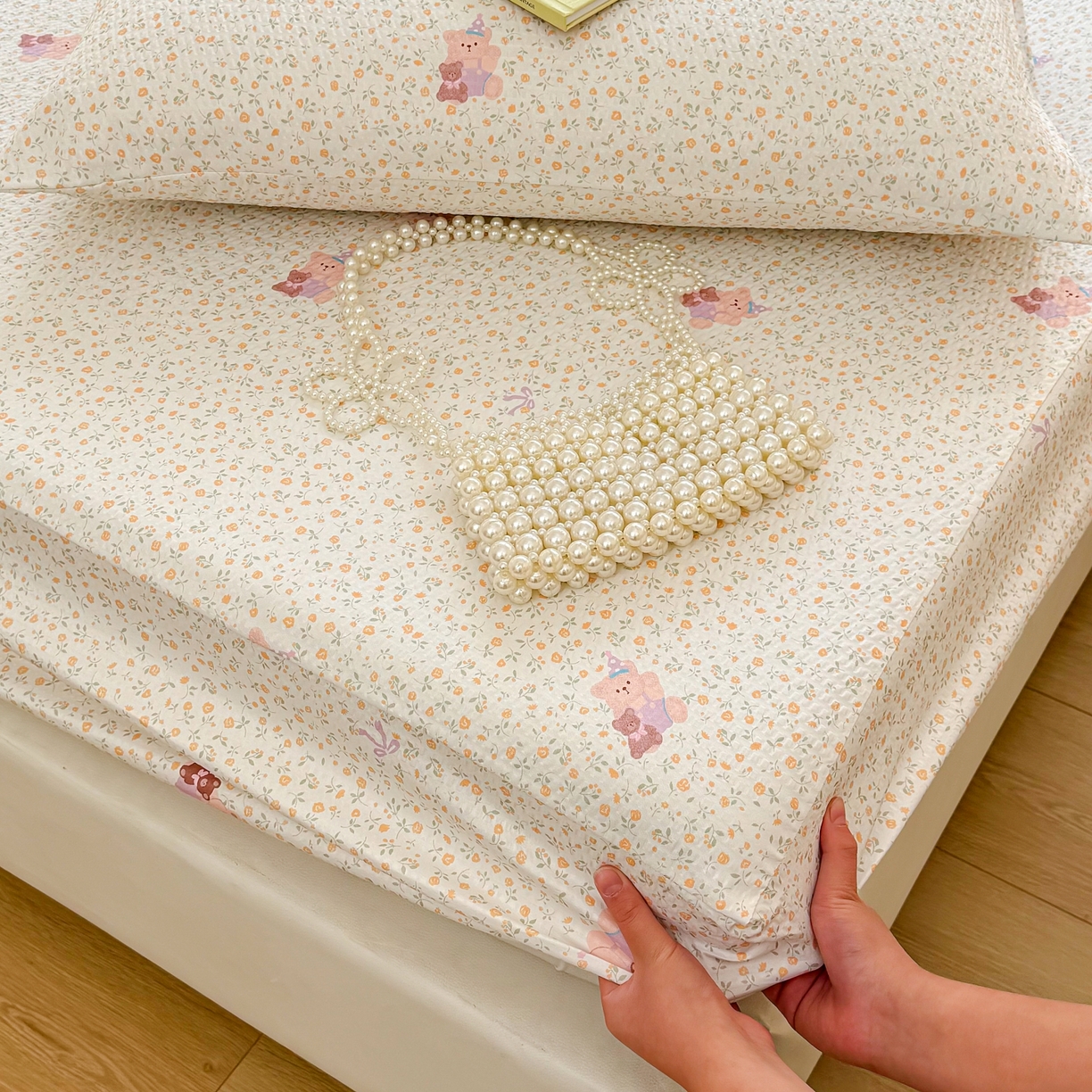 91家纺网 家纺一手货源 找家纺 鹿辉家居（原吉欧力） 2026新款3D立体压泡床笠三件套 花中小熊