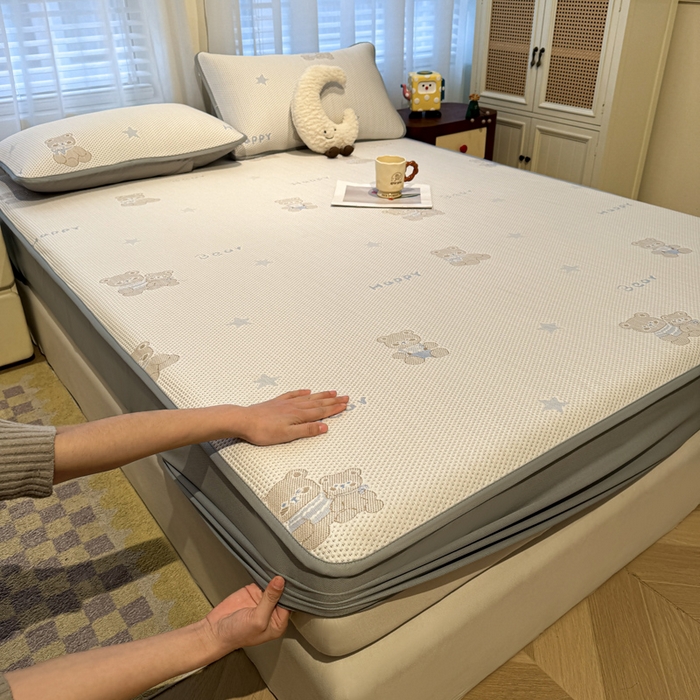 91家纺网 家纺一手货源 找家纺 凯罗 2026春夏凉豆豆小红书爆款A类乙纶PE凉豆豆床笠款可水洗床笠 布丁萌萌熊