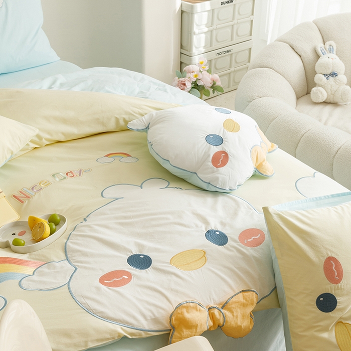 91家纺网 家纺一手货源 找家纺 绒梦里 2026新款A类全棉水洗棉卡通贴布绣套件三四件套 彩虹鸭