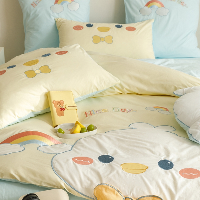 91家纺网 家纺一手货源 找家纺 绒梦里 2026新款A类全棉水洗棉卡通贴布绣套件三四件套 彩虹鸭