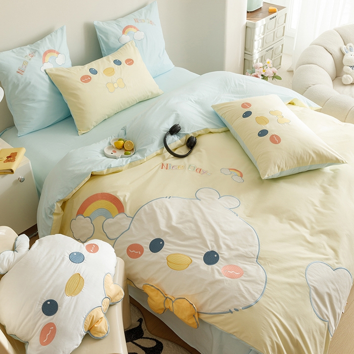 91家纺网 家纺一手货源 找家纺 绒梦里 2026新款A类全棉水洗棉卡通贴布绣套件三四件套 彩虹鸭