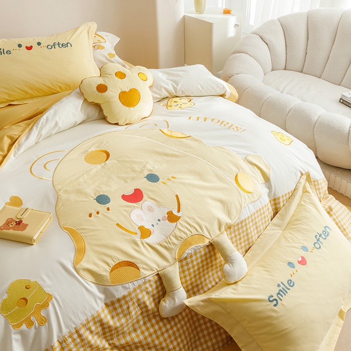 91家纺网 家纺一手货源 找家纺 绒梦里 2026新款A类全棉水洗棉卡通贴布绣套件三四件套 开心芝士