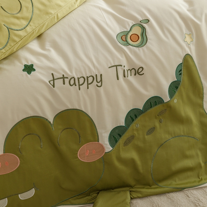 91家纺网 家纺一手货源 找家纺 绒梦里 2026新款A类全棉水洗棉卡通贴布绣套件三四件套 小鳄莱莱