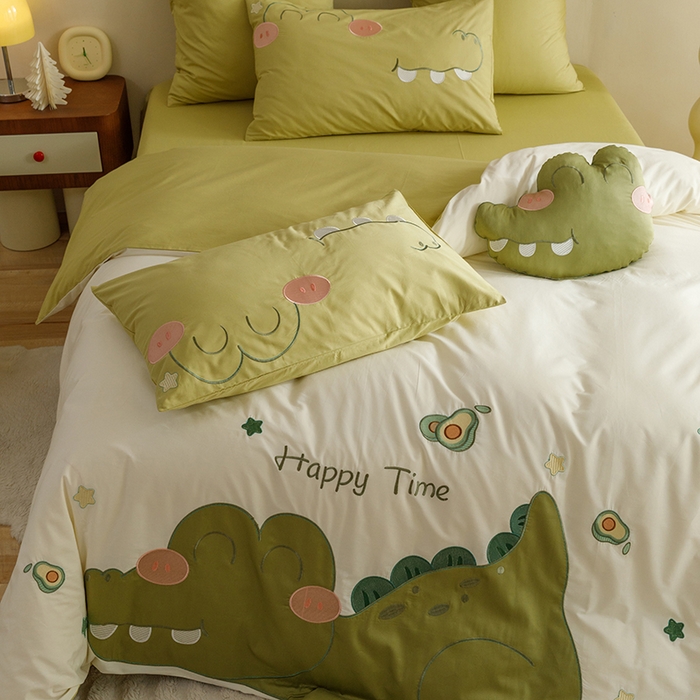 91家纺网 家纺一手货源 找家纺 绒梦里 2026新款A类全棉水洗棉卡通贴布绣套件三四件套 小鳄莱莱