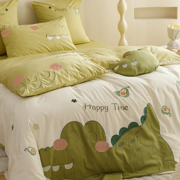 91家纺网 家纺一手货源 找家纺 绒梦里 2026新款A类全棉水洗棉卡通贴布绣套件三四件套 小鳄莱莱