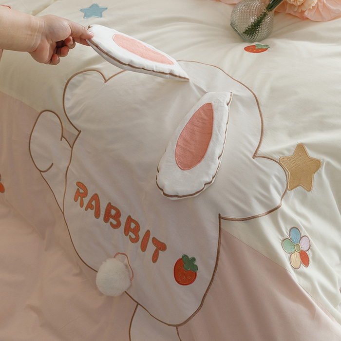91家纺网 家纺一手货源 找家纺 绒梦里 2026新款A类全棉水洗棉卡通贴布绣套件三四件套 长耳兔