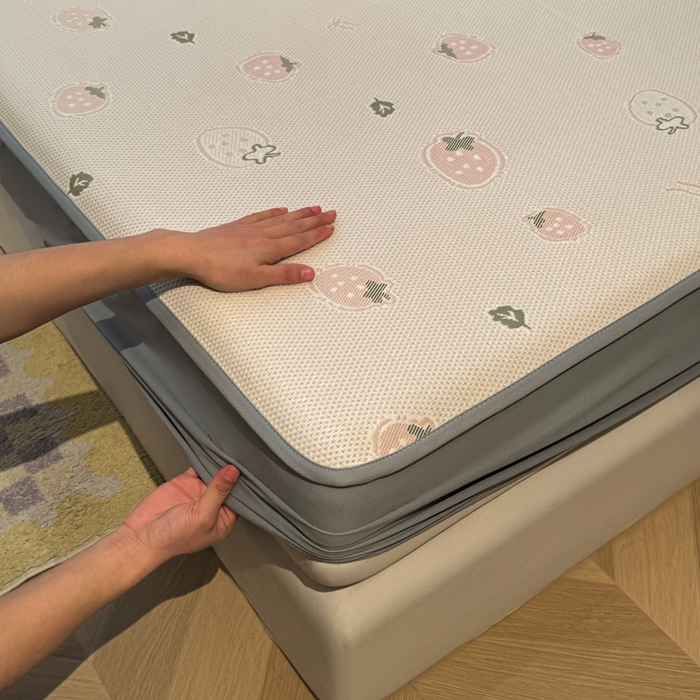 91家纺网 家纺一手货源 找家纺 凯罗 2026春夏凉豆豆小红书爆款A类乙纶PE凉豆豆床笠款可水洗床笠 波点草莓-粉