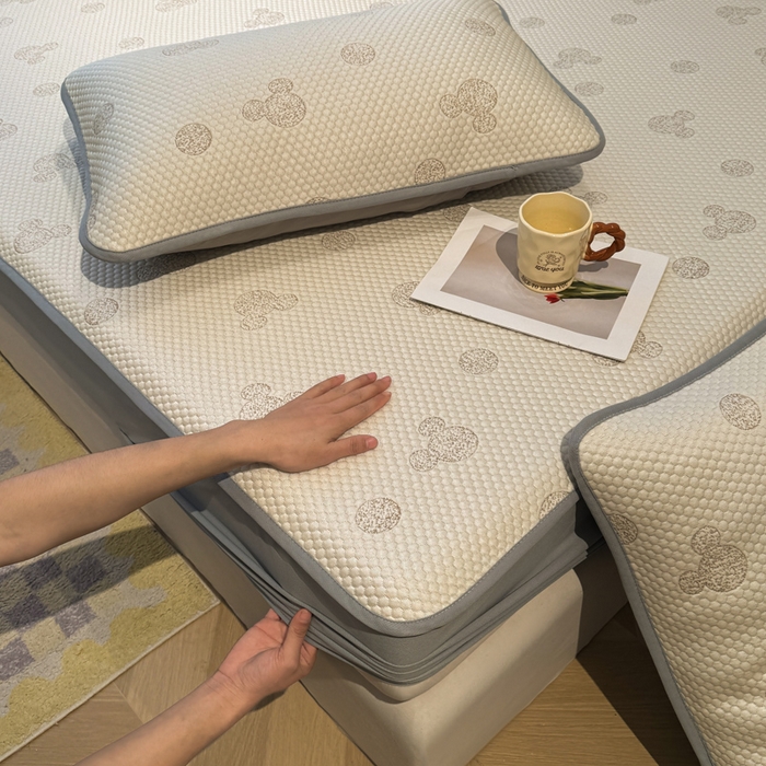 91家纺网 家纺一手货源 找家纺 凯罗 2026春夏凉豆豆小红书爆款A类乙纶PE凉豆豆床笠款可水洗床笠 圆点米奇-咖