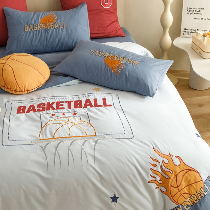 91家纺网 家纺一手货源 找家纺 绒梦里 2026新款A类全棉水洗棉卡通贴布绣套件三四件套 挚爱篮球-浅蓝