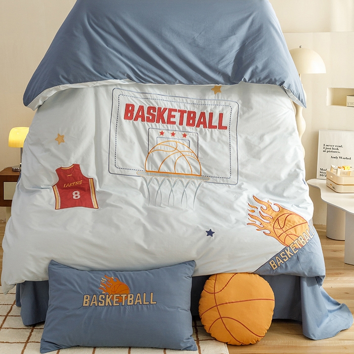 91家纺网 家纺一手货源 找家纺 绒梦里 2026新款A类全棉水洗棉卡通贴布绣套件三四件套 挚爱篮球-浅蓝