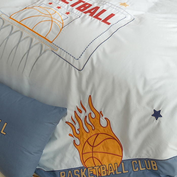 91家纺网 家纺一手货源 找家纺 绒梦里 2026新款A类全棉水洗棉卡通贴布绣套件三四件套 挚爱篮球-浅蓝