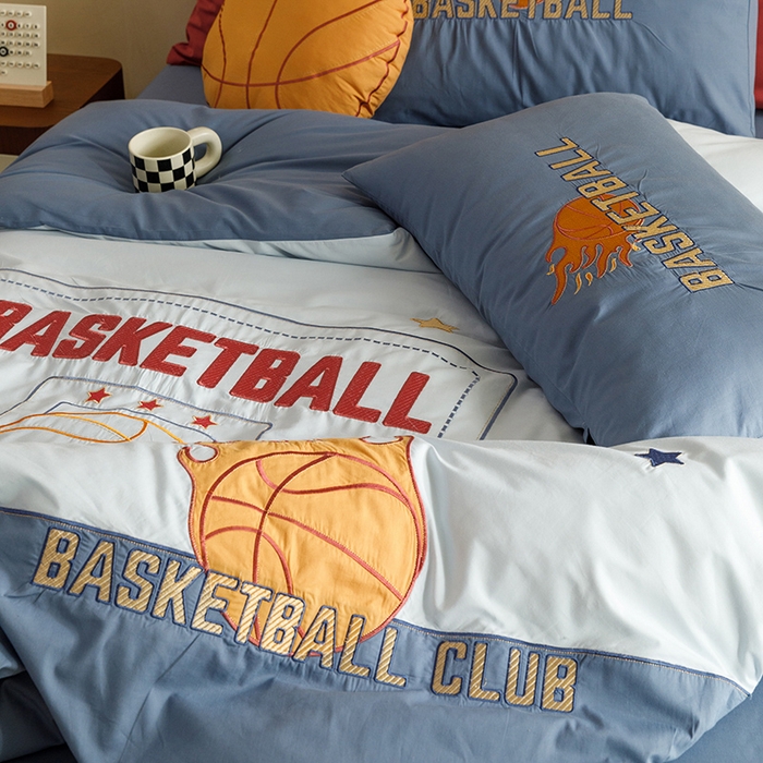 91家纺网 家纺一手货源 找家纺 绒梦里 2026新款A类全棉水洗棉卡通贴布绣套件三四件套 挚爱篮球-浅蓝