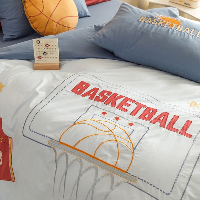 91家纺网 家纺一手货源 找家纺 绒梦里 2026新款A类全棉水洗棉卡通贴布绣套件三四件套 挚爱篮球-浅蓝