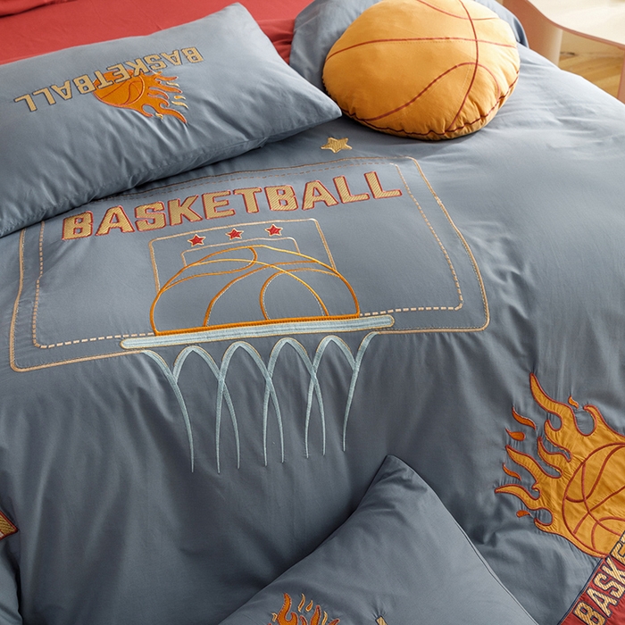 91家纺网 家纺一手货源 找家纺 绒梦里 2026新款A类全棉水洗棉卡通贴布绣套件三四件套 挚爱篮球-英伦蓝