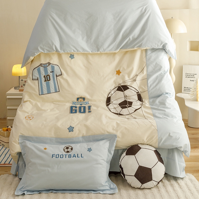 91家纺网 家纺一手货源 找家纺 绒梦里 2026新款A类全棉水洗棉卡通贴布绣套件三四件套 足球梦-浅蓝