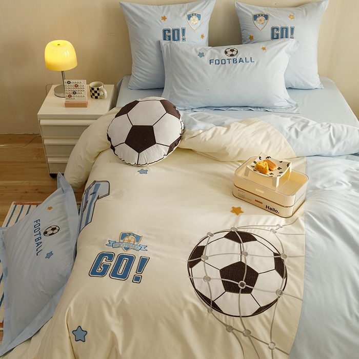 91家纺网 家纺一手货源 找家纺 绒梦里 2026新款A类全棉水洗棉卡通贴布绣套件三四件套 足球梦-浅蓝