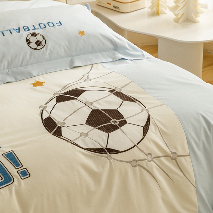 91家纺网 家纺一手货源 找家纺 绒梦里 2026新款A类全棉水洗棉卡通贴布绣套件三四件套 足球梦-浅蓝