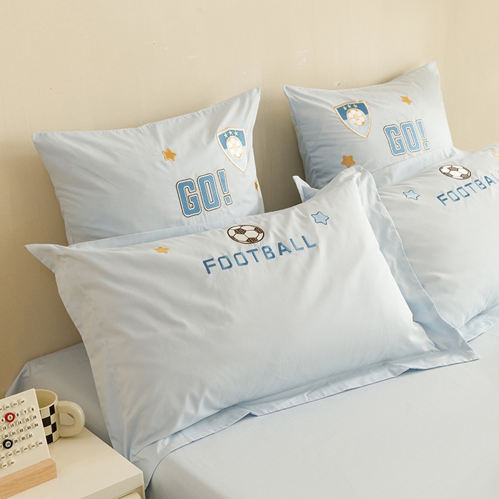 91家纺网 家纺一手货源 找家纺 绒梦里 2026新款A类全棉水洗棉卡通贴布绣套件三四件套 足球梦-浅蓝