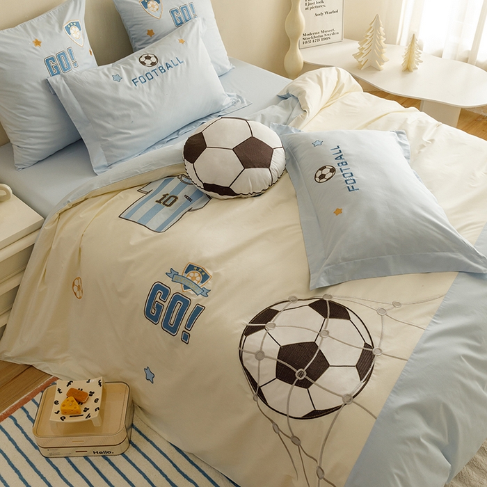 91家纺网 家纺一手货源 找家纺 绒梦里 2026新款A类全棉水洗棉卡通贴布绣套件三四件套 足球梦-浅蓝