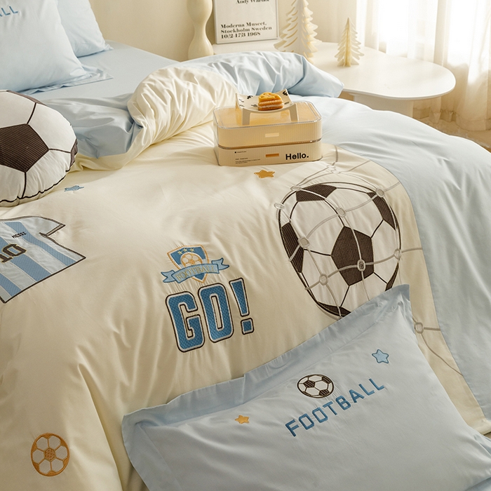 91家纺网 家纺一手货源 找家纺 绒梦里 2026新款A类全棉水洗棉卡通贴布绣套件三四件套 足球梦-浅蓝