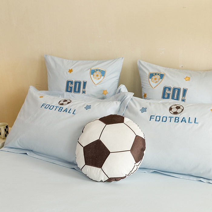 91家纺网 家纺一手货源 找家纺 绒梦里 2026新款A类全棉水洗棉卡通贴布绣套件三四件套 足球梦-浅蓝