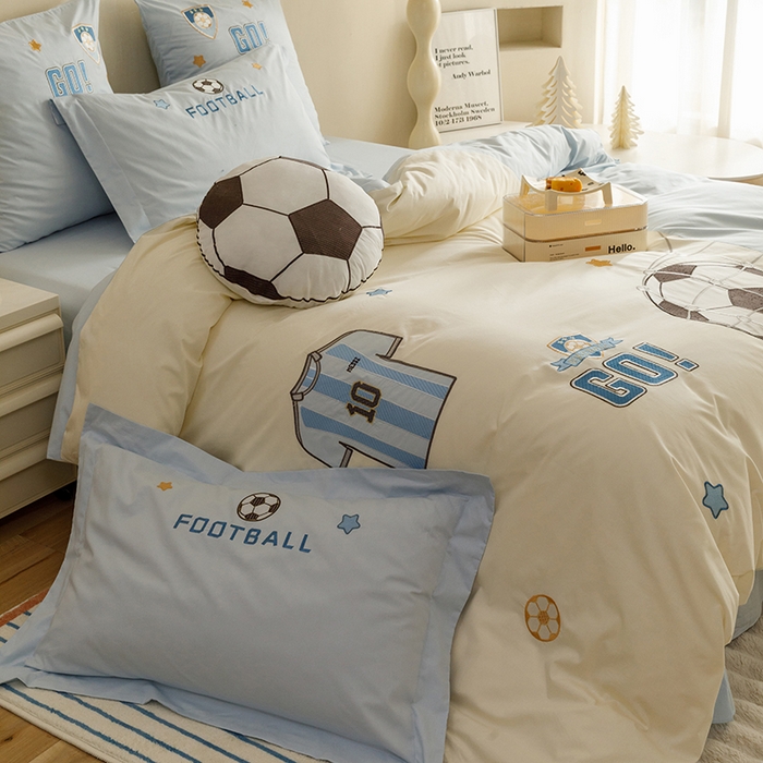 91家纺网 家纺一手货源 找家纺 绒梦里 2026新款A类全棉水洗棉卡通贴布绣套件三四件套 足球梦-浅蓝